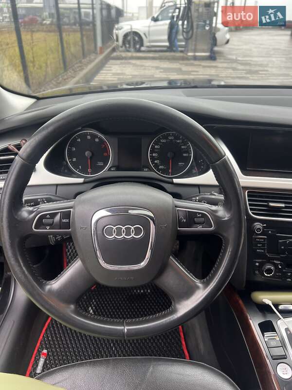 Седан Audi A4 2011 в Львове
