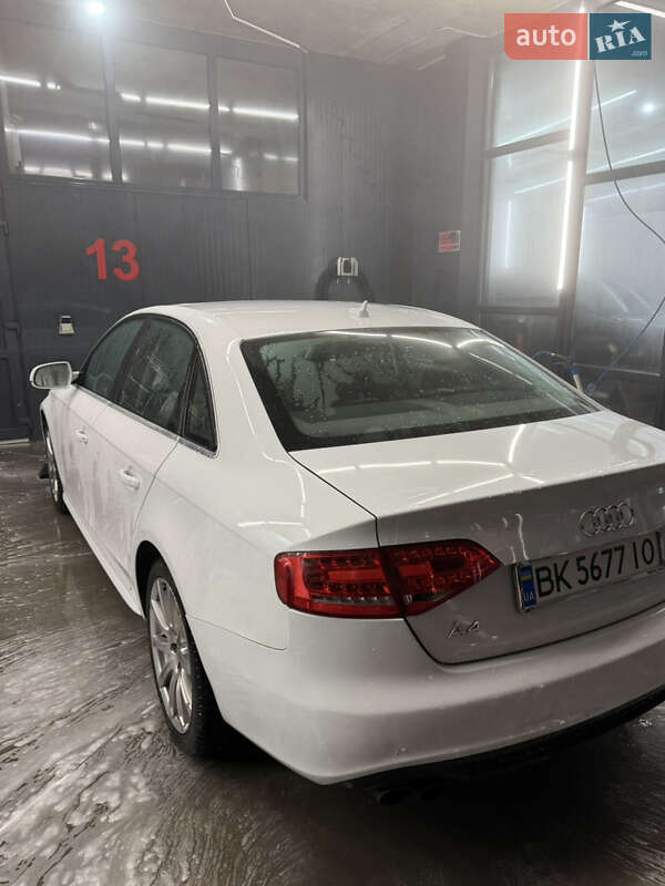 Седан Audi A4 2011 в Ровно