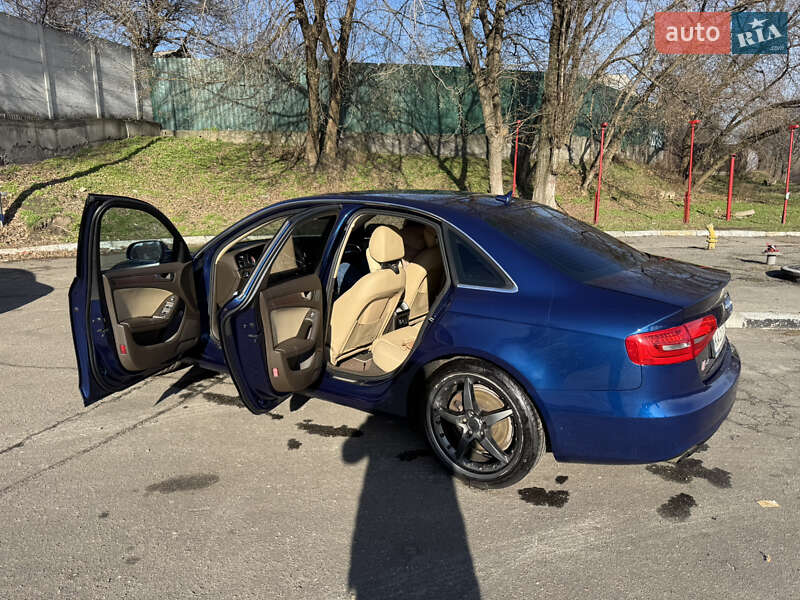 Седан Audi A4 2012 в Измаиле