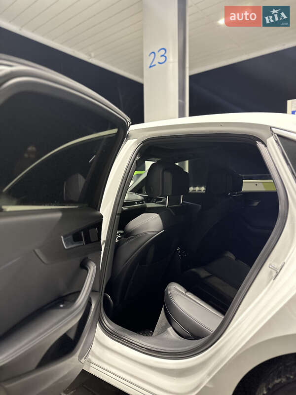 Седан Audi A4 2022 в Киеве