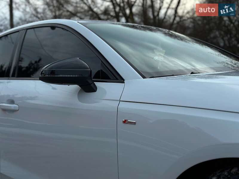 Седан Audi A4 2022 в Киеве