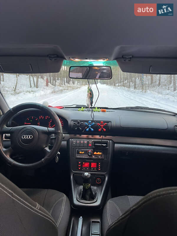 Седан Audi A4 1998 в Дубровице