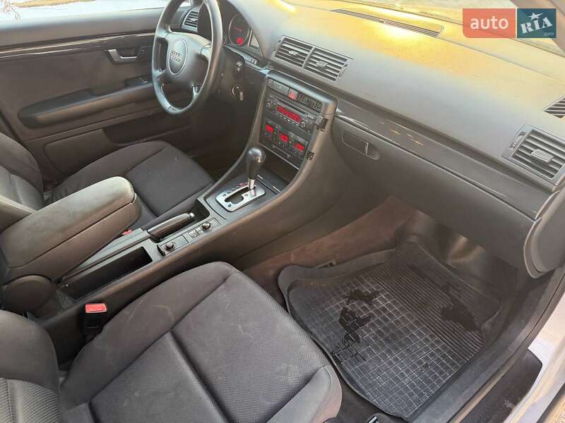 Седан Audi A4 2004 в Ровно
