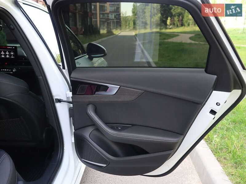 Седан Audi A4 2022 в Киеве