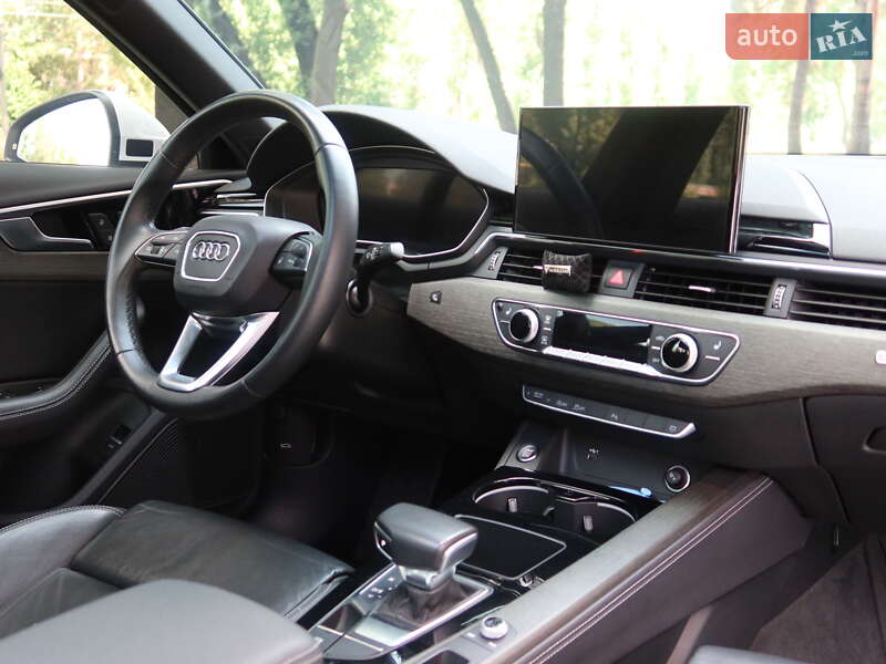 Седан Audi A4 2022 в Киеве