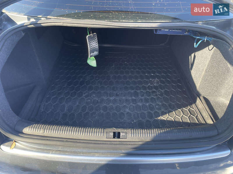 Седан Audi A4 2001 в Павлограді