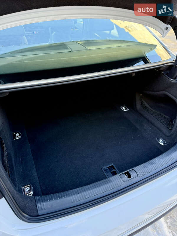 Седан Audi A4 2019 в Львове