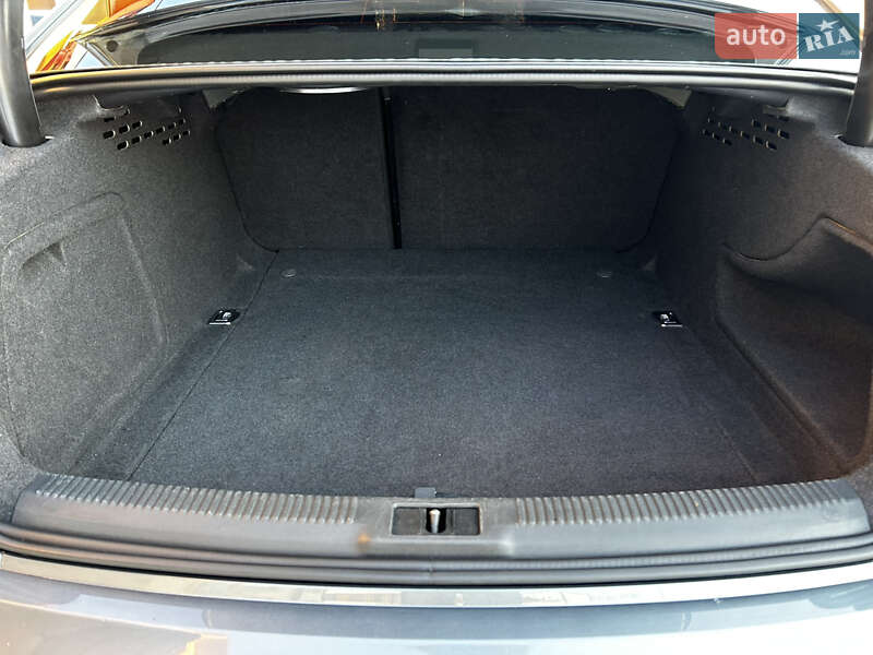 Седан Audi A4 2014 в Мукачевому