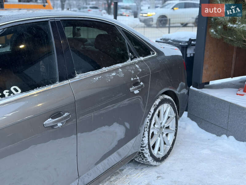 Седан Audi A4 2014 в Чернівцях