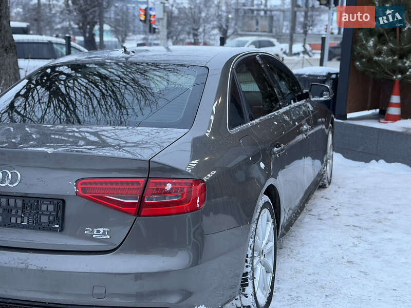 Седан Audi A4 2014 в Чернівцях