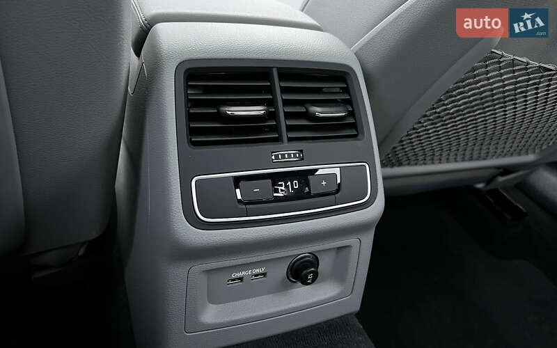 Седан Audi A4 2022 в Львове