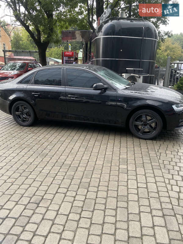 Седан Audi A4 2013 в Львове