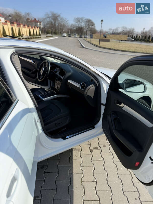 Седан Audi A4 2012 в Измаиле