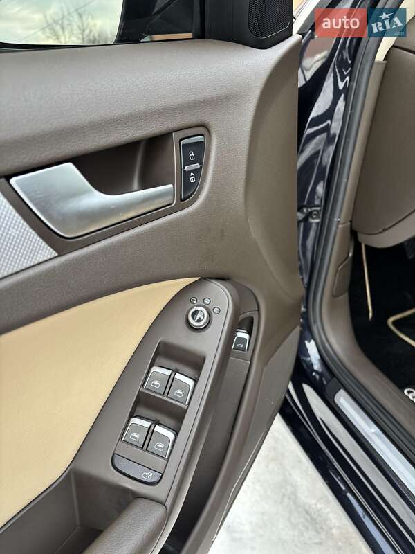 Седан Audi A4 2012 в Львове
