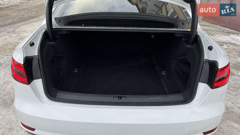 Седан Audi A4 2017 в Львові