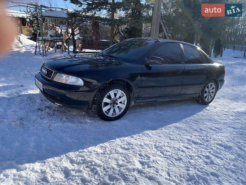 Седан Audi A4 1998 в Калиновке