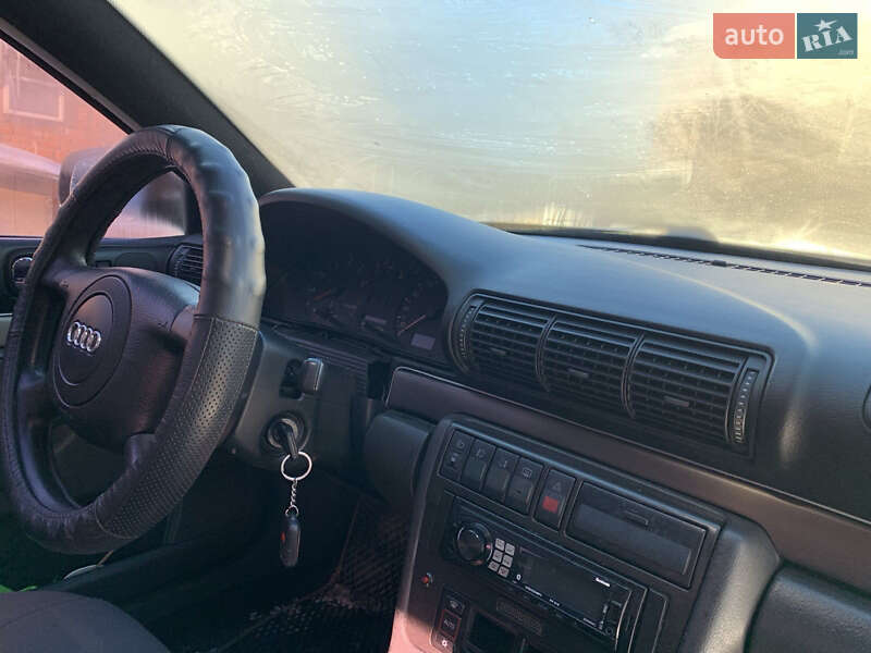 Седан Audi A4 1998 в Калиновке