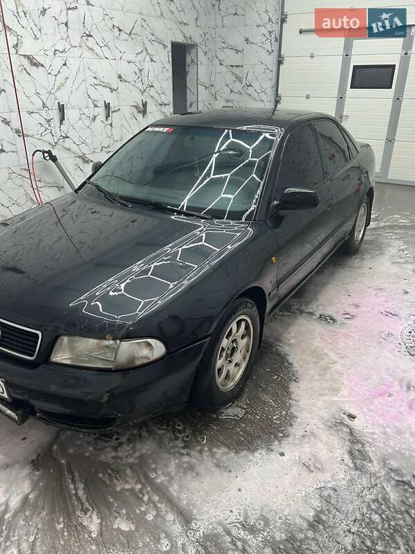 Седан Audi A4 1996 в Дергачах