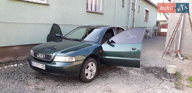 Седан Audi A4 1994 в Ужгороде