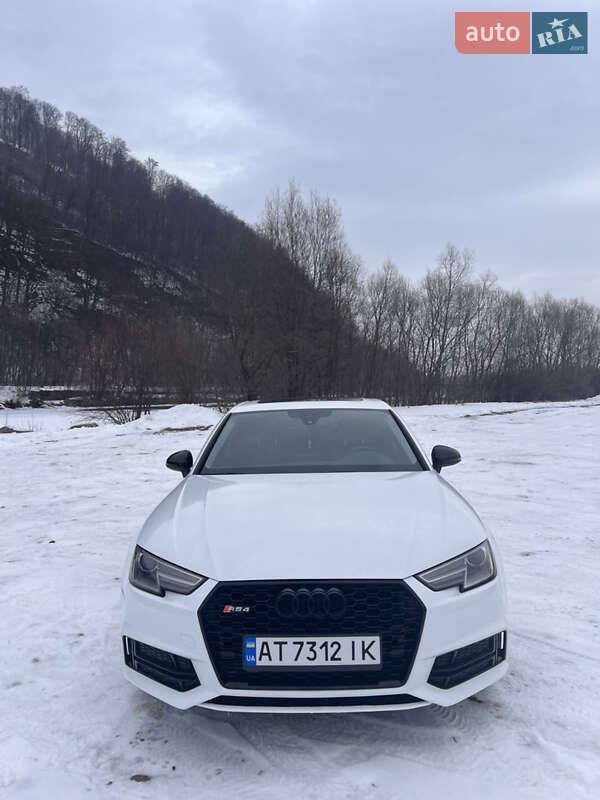 Седан Audi A4 2017 в Долині