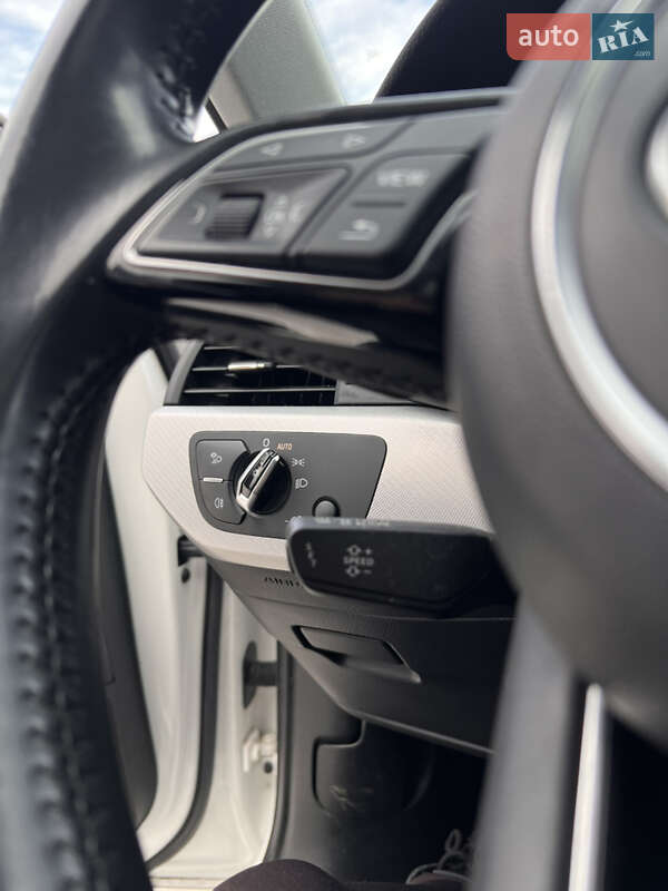 Седан Audi A4 2017 в Долині