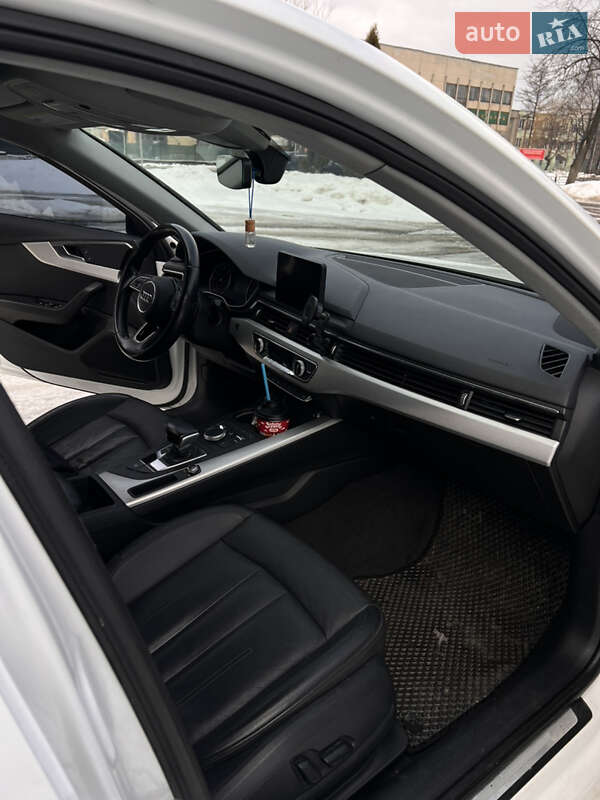 Седан Audi A4 2017 в Долині