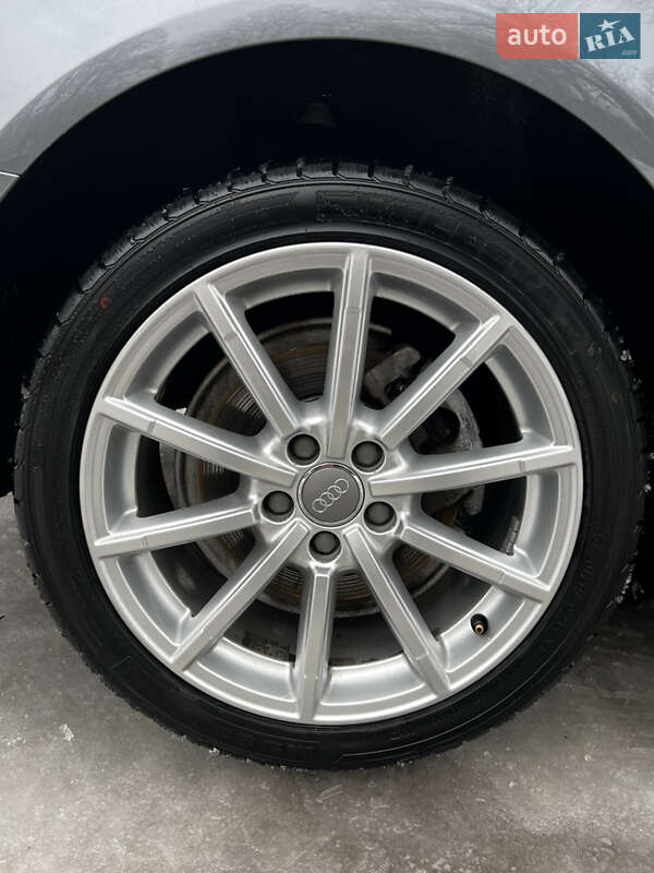 Седан Audi A4 2014 в Самборі