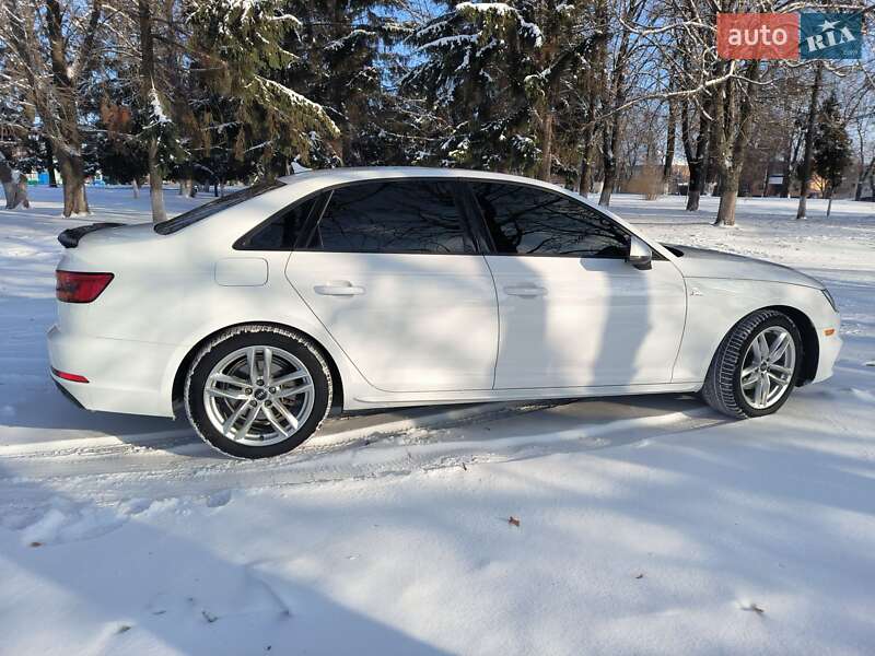 Седан Audi A4 2016 в Ромнах