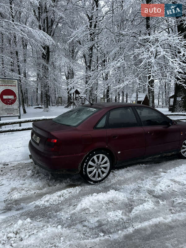 Седан Audi A4 1998 в Кельменцях