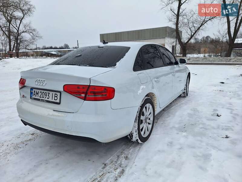 Седан Audi A4 2013 в Коростене