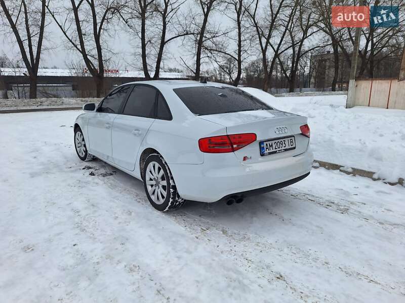 Седан Audi A4 2013 в Коростене