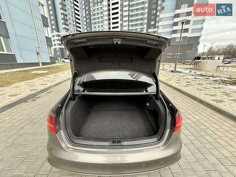 Седан Audi A4 2014 в Одесі