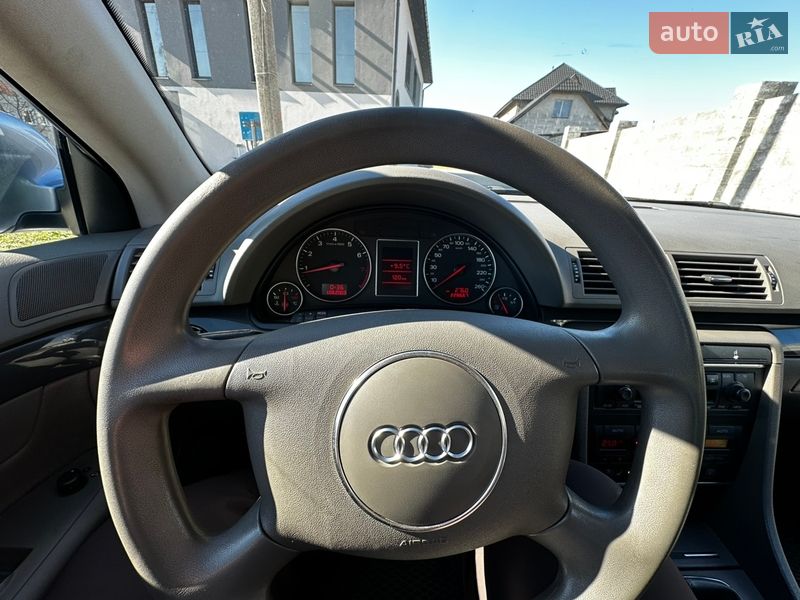Седан Audi A4 2004 в Надворной