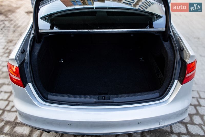 Седан Audi A4 2013 в Львове