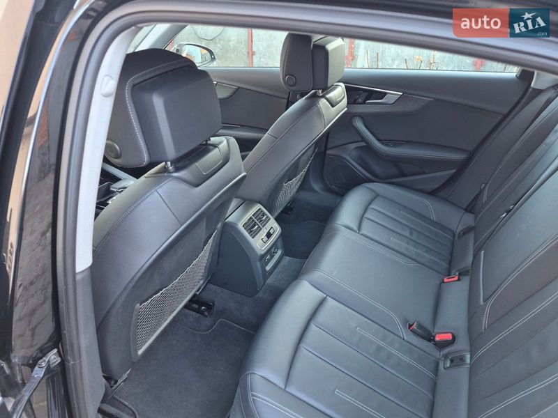 Седан Audi A4 2020 в Карловке