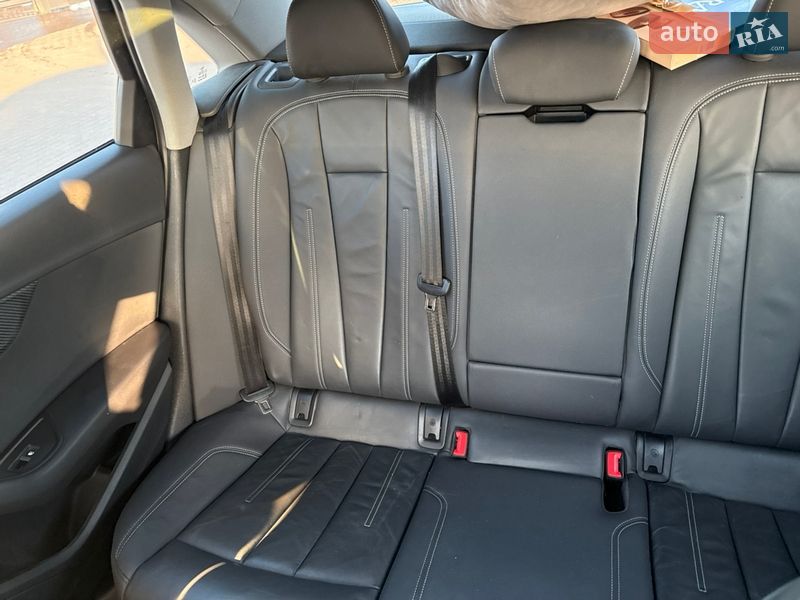 Седан Audi A4 2023 в Золочеве
