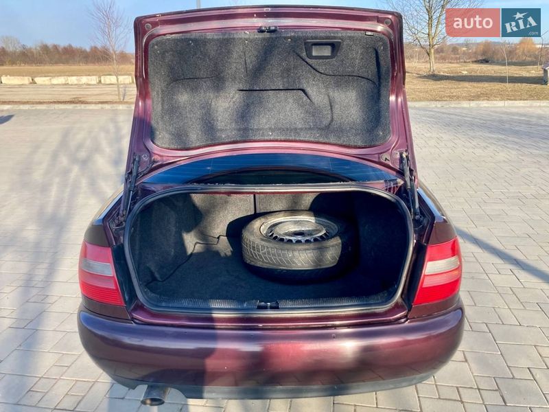 Седан Audi A4 1995 в Здолбуніві