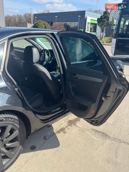 Седан Audi A4 2011 в Львове