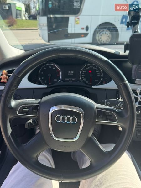 Седан Audi A4 2011 в Львове