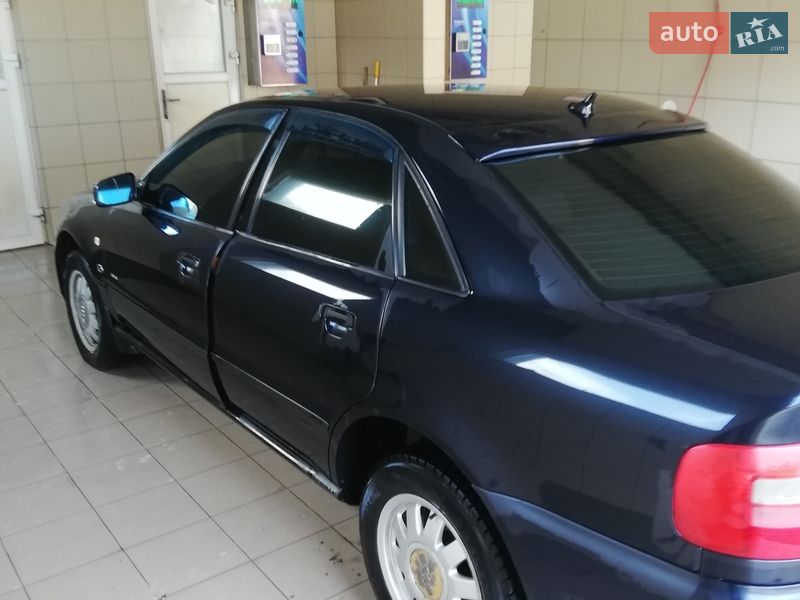 Седан Audi A4 1995 в Рахове