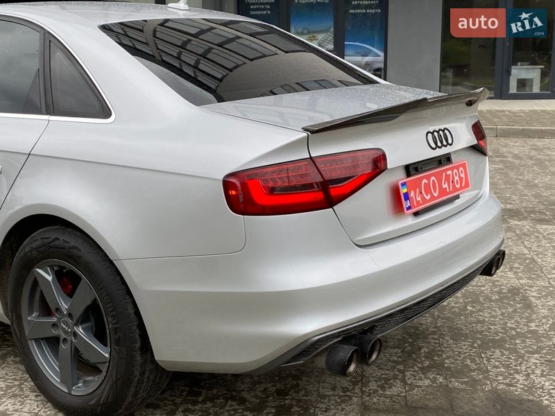 Седан Audi A4 2013 в Новояворовске