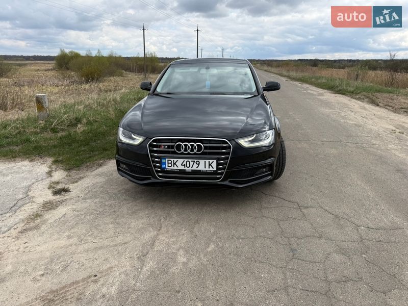 Седан Audi A4 2015 в Вараше
