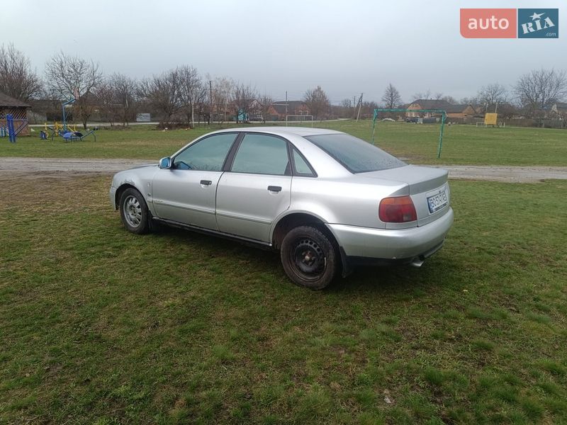 Седан Audi A4 1995 в Ромнах