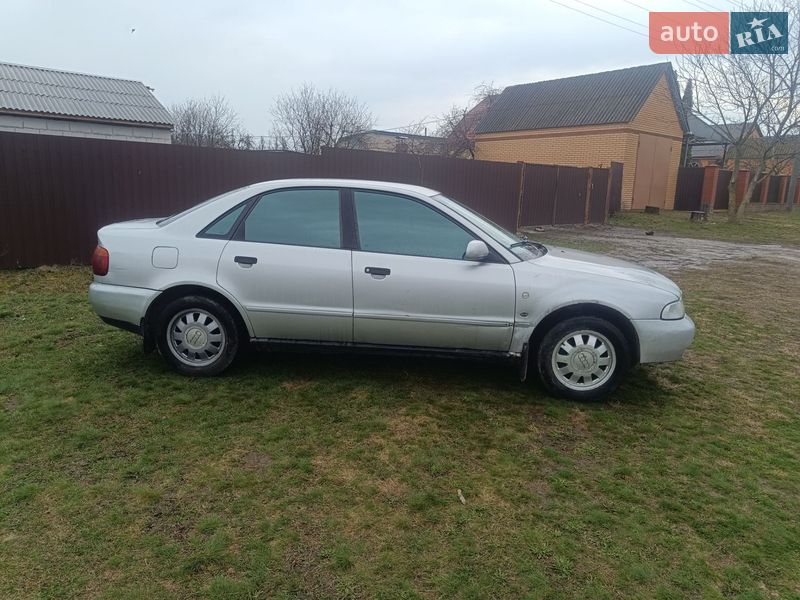 Седан Audi A4 1995 в Ромнах