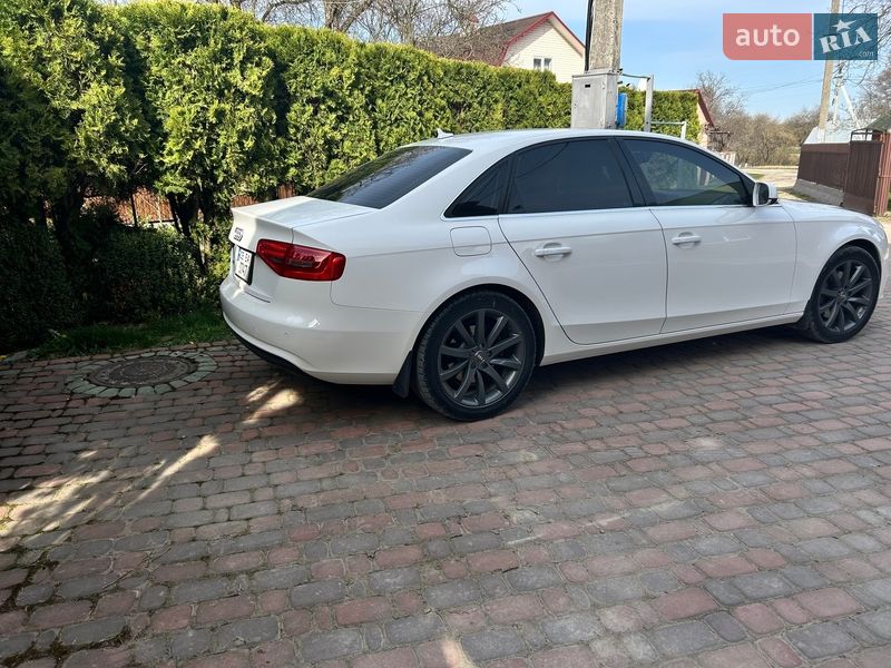 Седан Audi A4 2013 в Вижнице