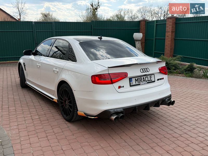 Седан Audi A4 2015 в Львове