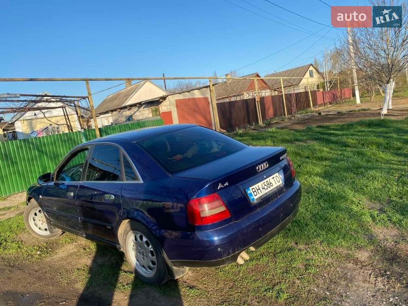 Седан Audi A4 2000 в Раздельной