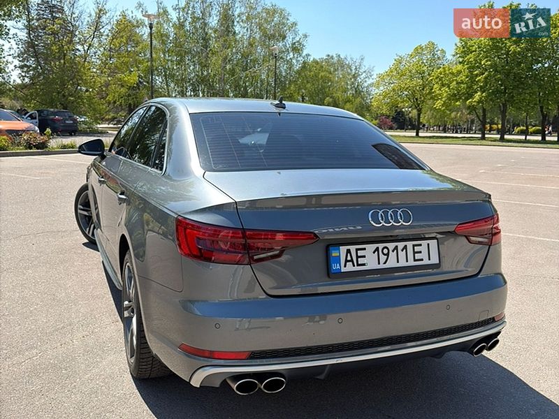 Седан Audi A4 2016 в Кривом Роге