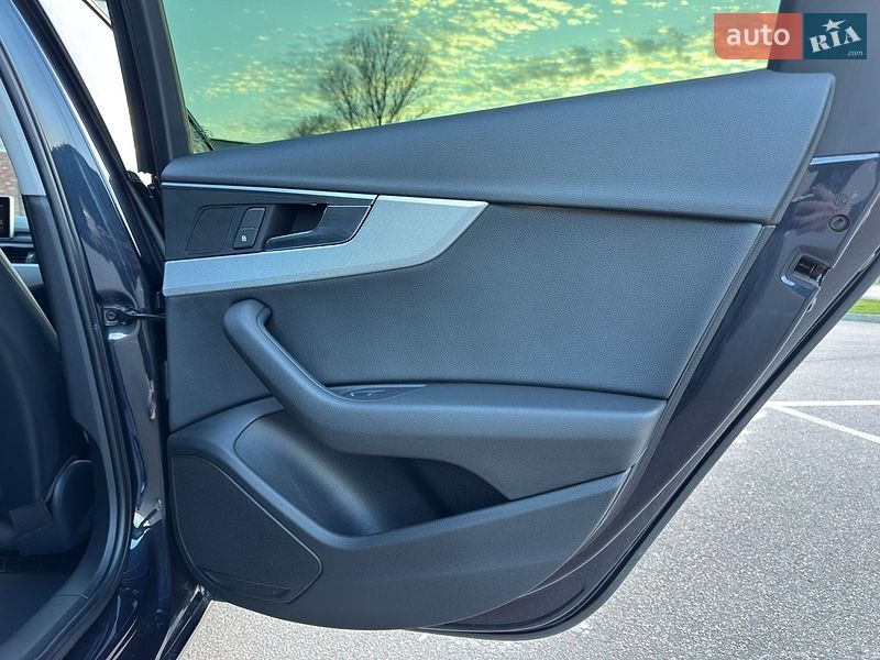 Седан Audi A4 2015 в Киеве