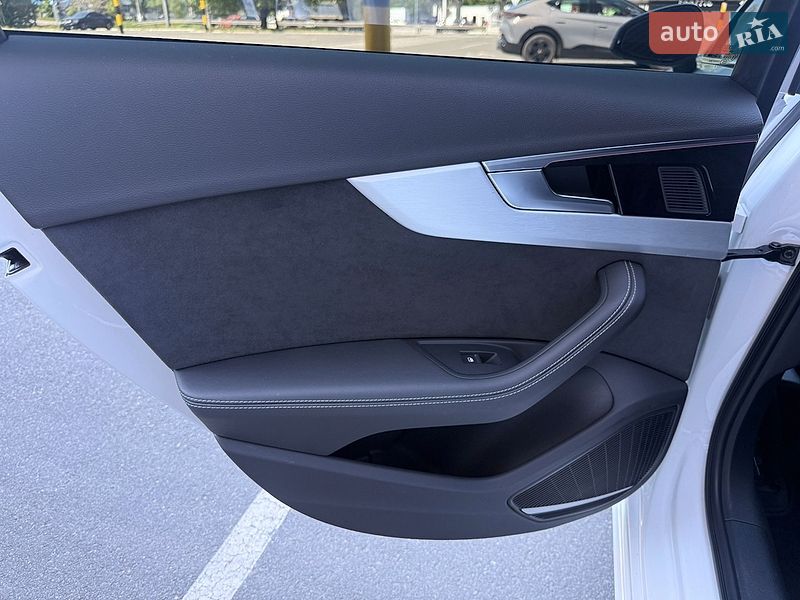 Седан Audi A4 2022 в Киеве